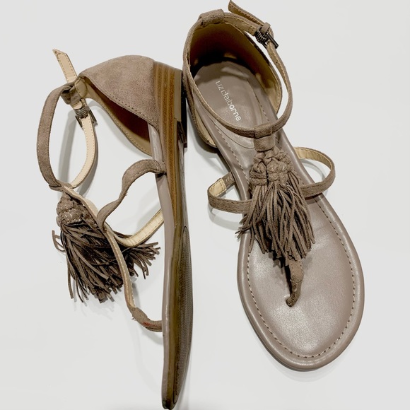 LIZ CLAIBORNE WEDGE THONG SANDALS NUDE COLOR WITH TUSSLE DETAIL - Picture 13 of 16